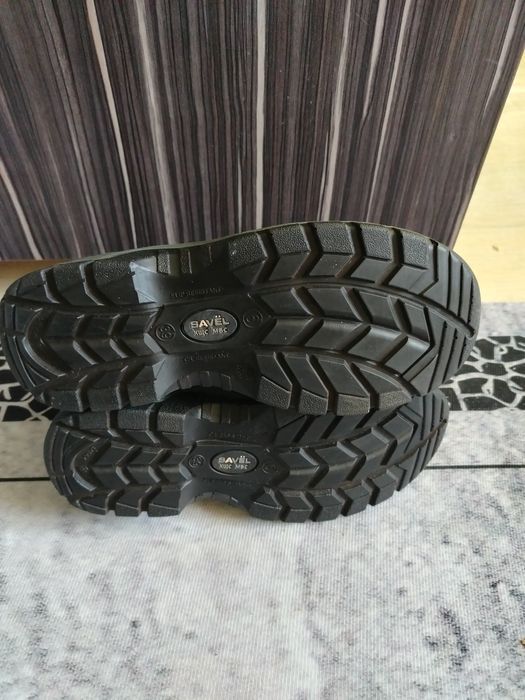 Продам ботинки новые.