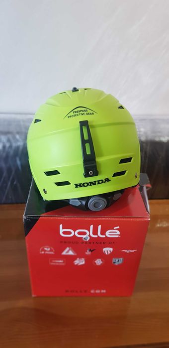 Продавам ски яке и каска