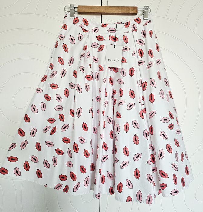 Пола на червени целувки