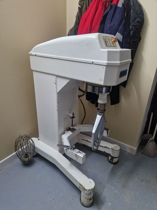 Продаётся профессиональный планетарный миксер Sinmag 60L ,L