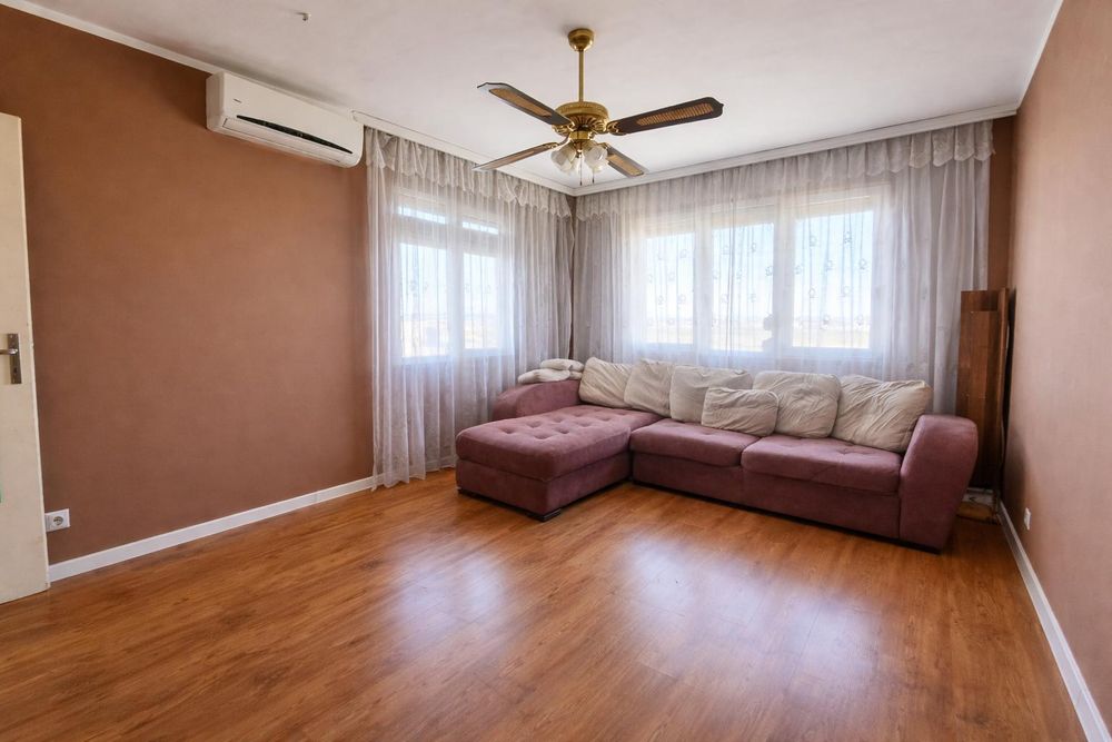 Двустаен апартамент в ж.к. Обеля .