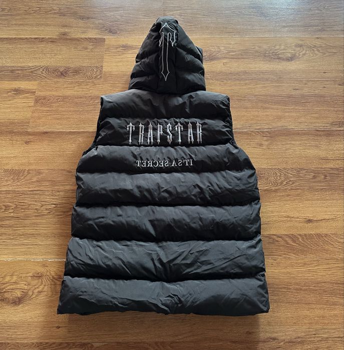 Мъжки,черен елек TRAPSTAR с бродирано лого на гърба и отпред