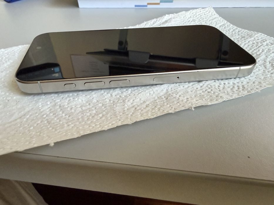 iPhone 15pro бял в топ състояние