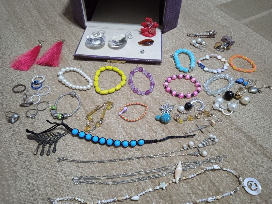 Всякая всячина( бижутерия со шкатулкой).