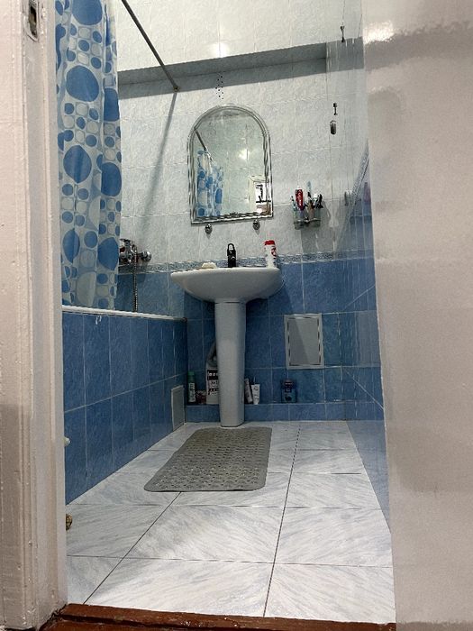 Себзорда  барча жихозлари билан . 2 xonali uy sotiladi yoki xovliga yo