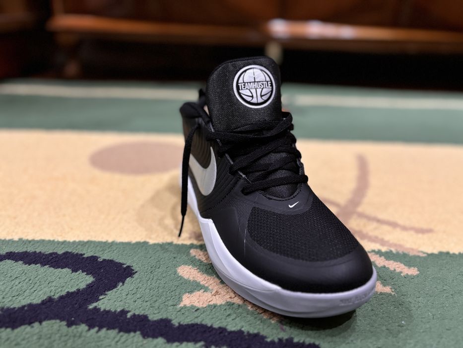 Оригинальные кроссовки NIKE Team Hustle