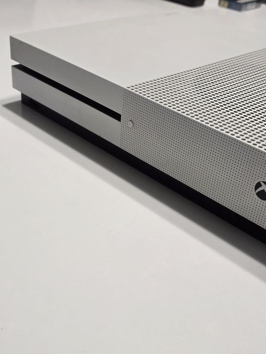 Продавам конзола Xbox One S + 2 оригинални контролера