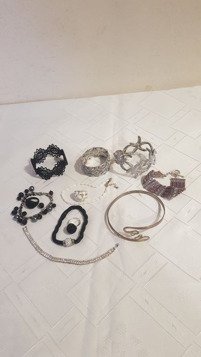 Дамски ръкавици, портфейли, гривни и др.аксесоари