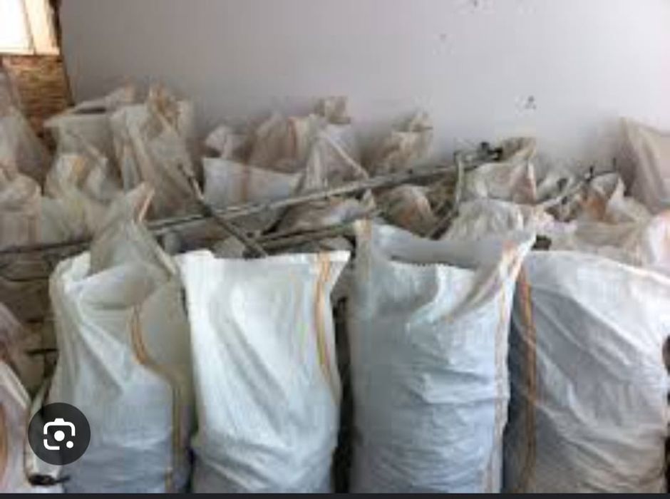 Facem curat în curți și becuri