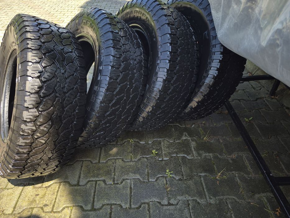 Vând anvelope LT285/70 R17