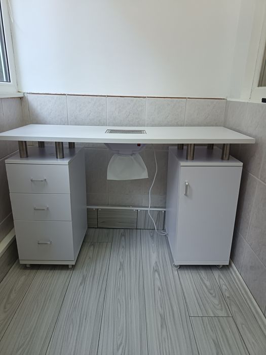 Masă profesională pentru manichiură cu aspirator și mobilier inclus