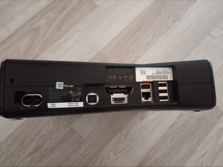 Xbox 360 slim + controller și jocuri