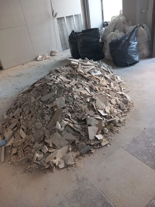 Transport moloz mobila veche debarasari apartamente deseuri