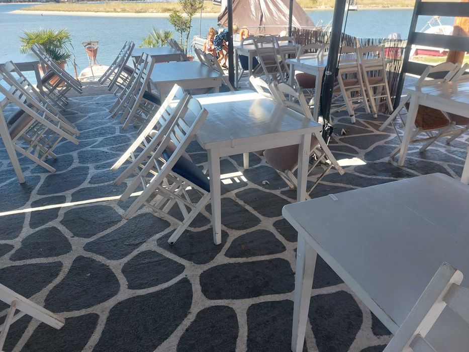 Продавам дървени столове за заведение