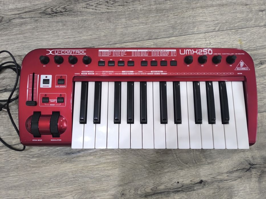 Миди клавиатура Behringer 25