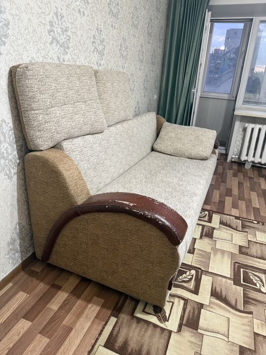 Продам диван состочние среднее .