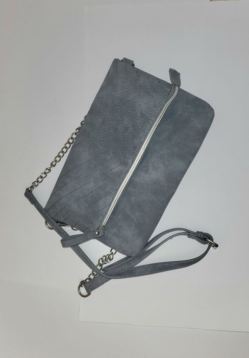 Дамска сива чанта с верижка