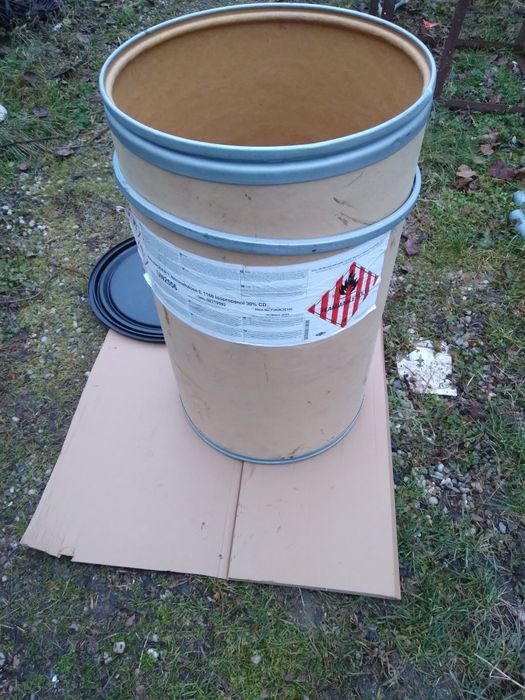 Vand butoi de carton folosit 110l cu sistemul de inchidere.