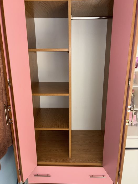 Гардероб по поръчка с рафтове, лост за закачалки и чекмеджета