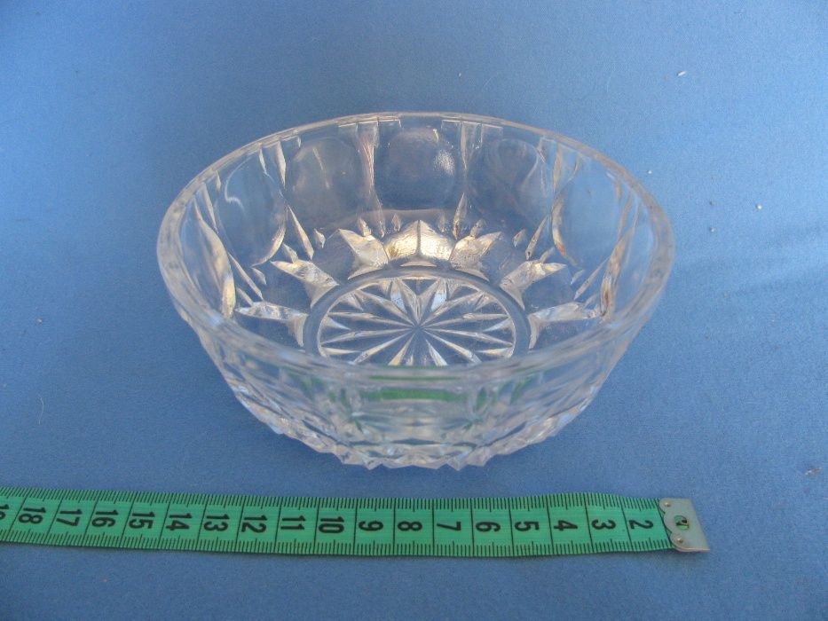 Продам хрустальные вазочки.