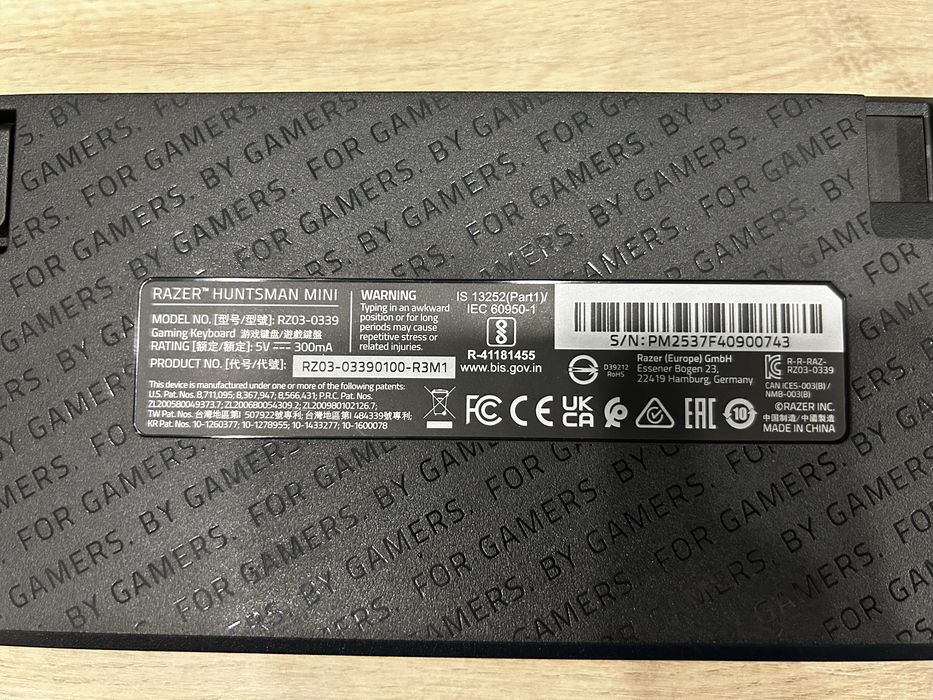 Клавиатура razer huntsman mini 60%.