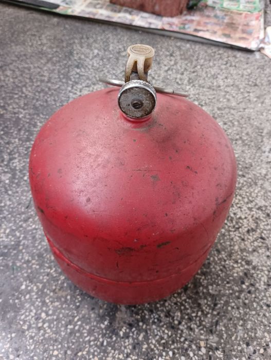 Газова туристическа бутилка