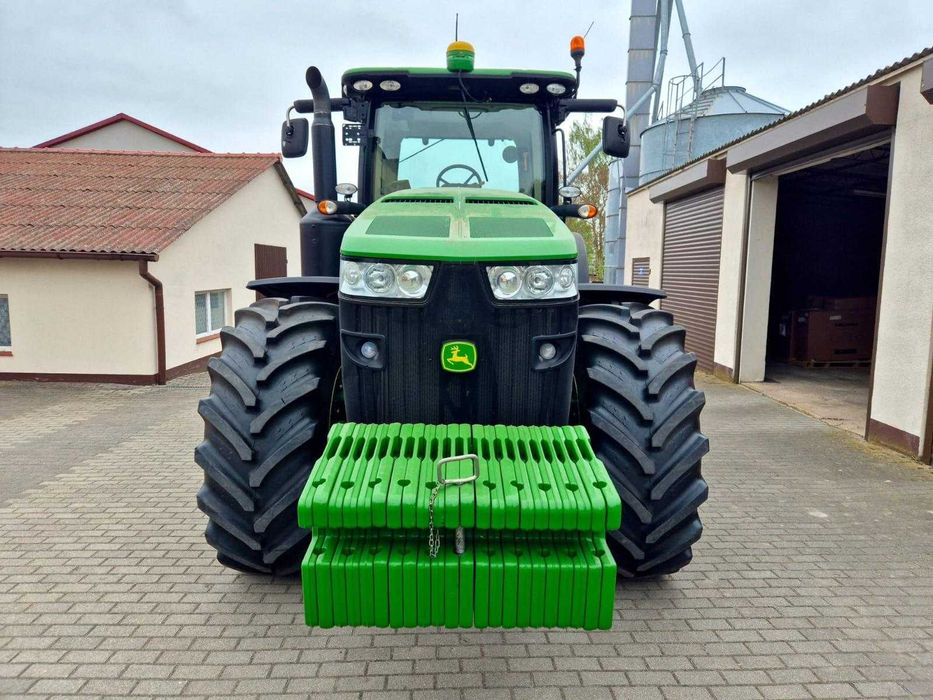 John Deere 8260R