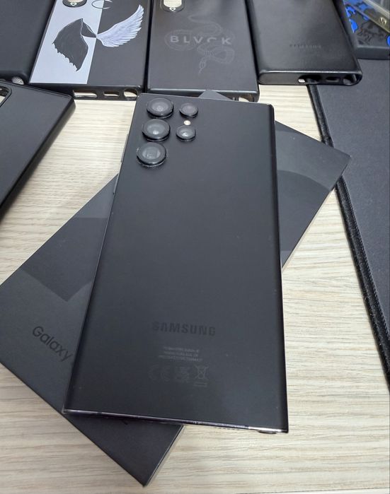 Vand Samsung Galaxy S22 ultra de 256GB si 12GB RAM