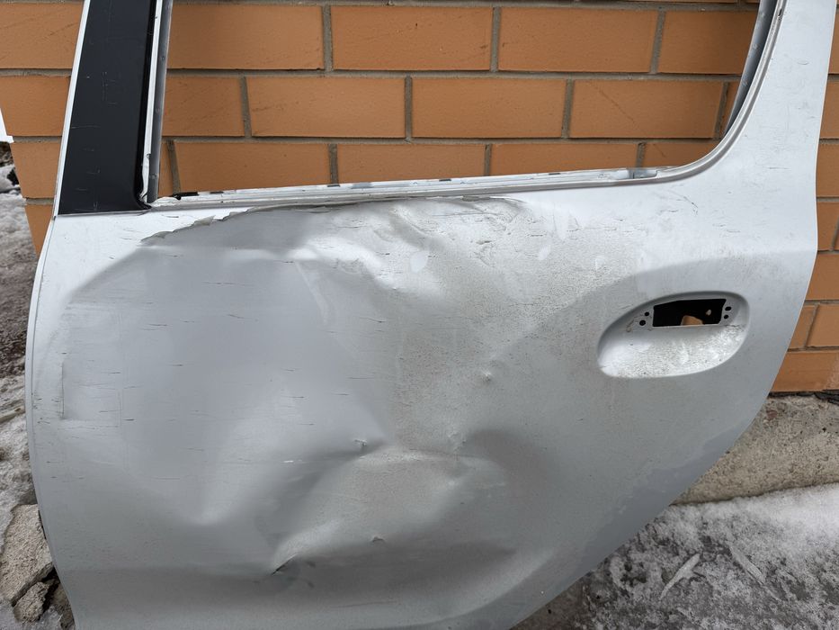 Задняя левая дверь рено сандеро