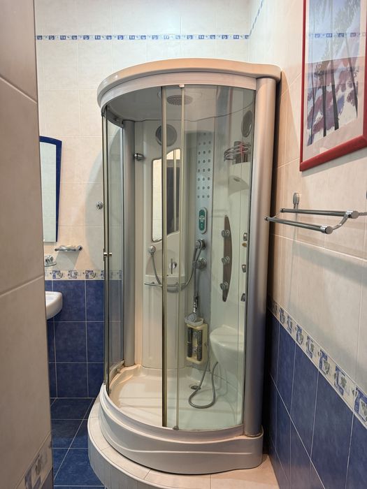 Душевая кабина в хорошем и рабочем состоянии