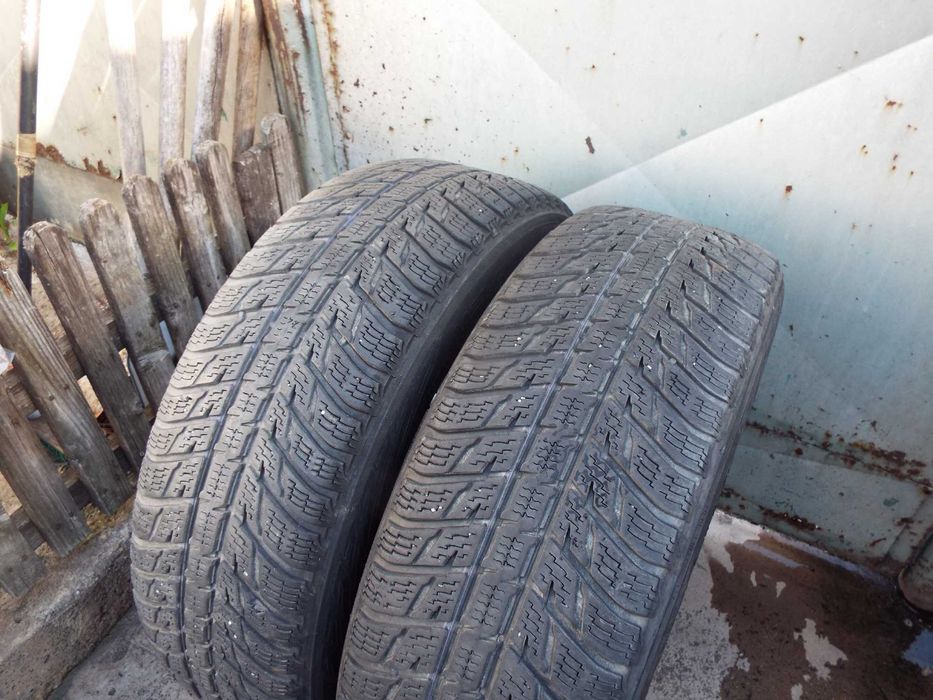 vand 2 anvelope de iarna 215/65/17 nokian wr suv3 pret 250lei amandoua