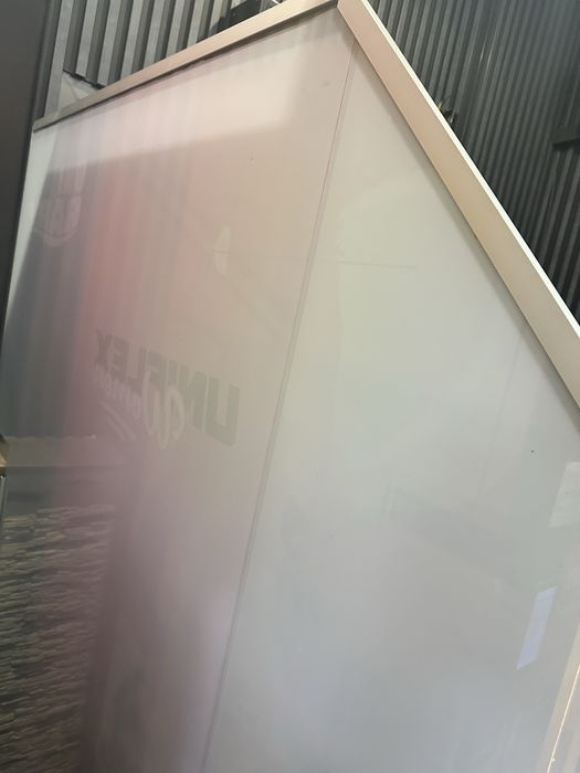 Стеклянная перегородка на стойках