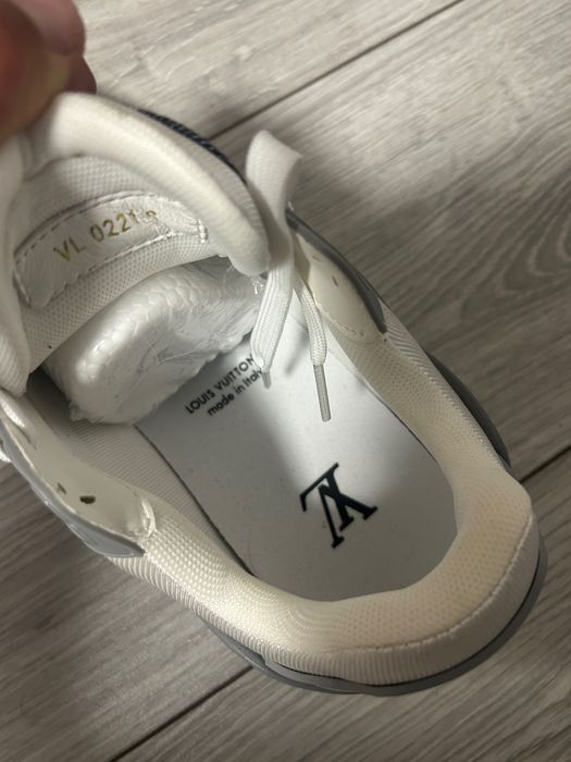 Vând adidași Luis Vuitton