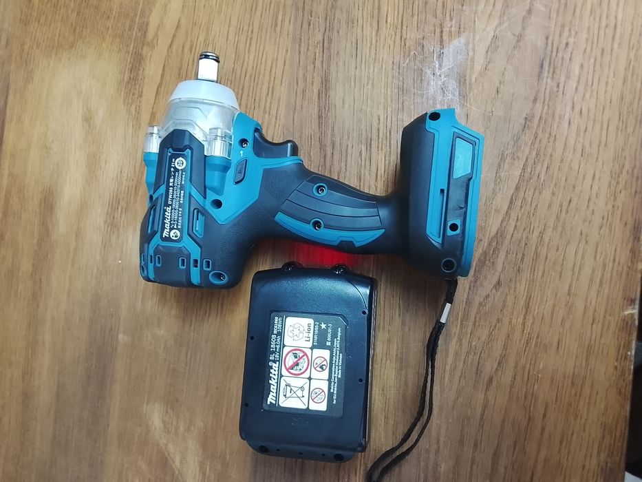 Înșurubat cu impact Makita DTW 285 cu o baterie de 6a Nou