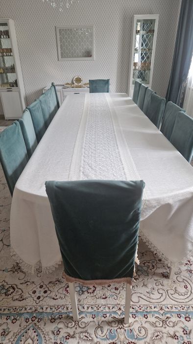 Стол и 18 стулья