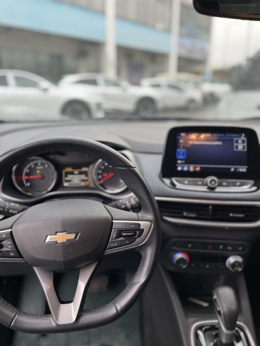 Tracker 2 premier 2023 ozmi moshinam