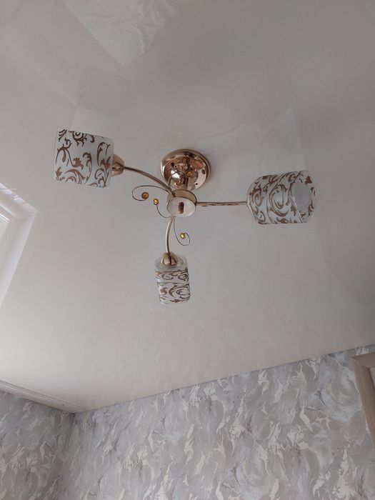 Продам люстры и бра