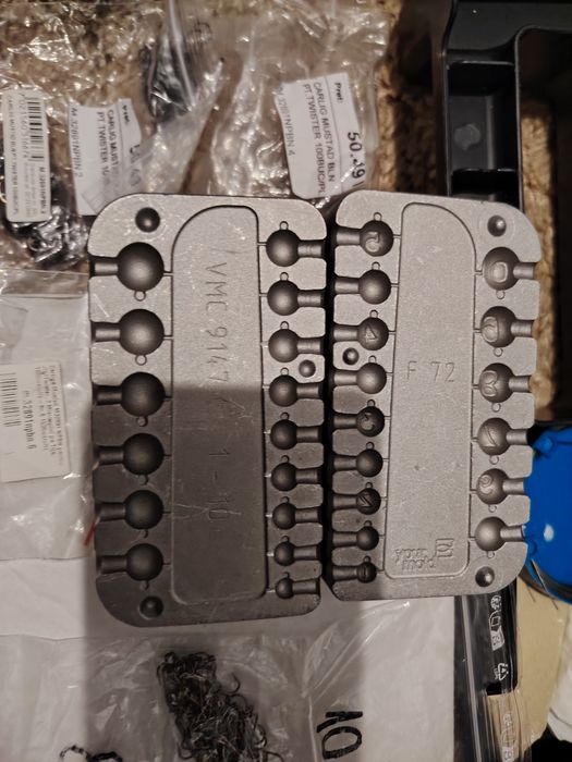 Matriță turnat jiguri pescuit, plus cârlige Mustad și VMC pentru jigur