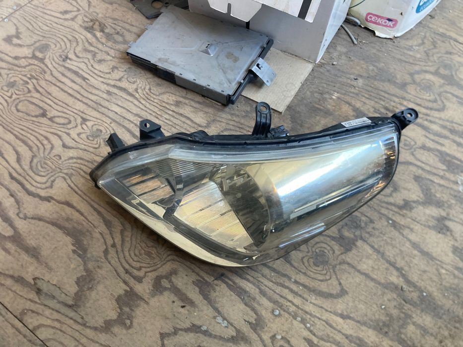 Ляв фар Toyota Verso. Тойота Версо. 09-13г. 81150-0F090.