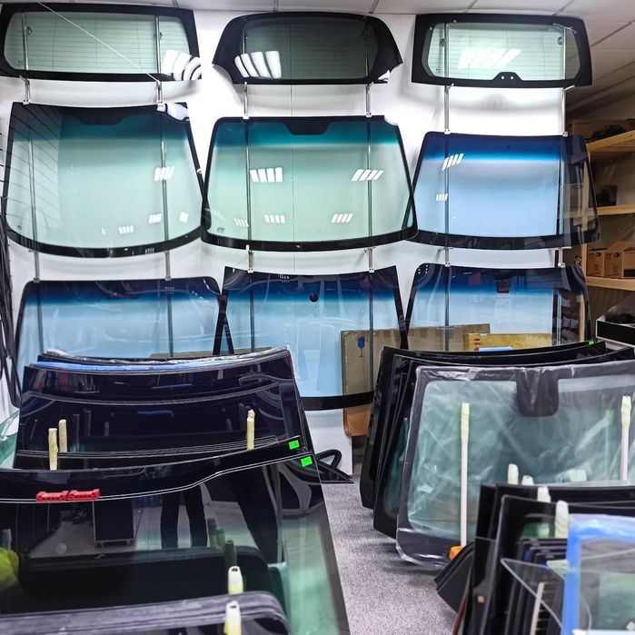 Avto oyna.   Steklo olami.