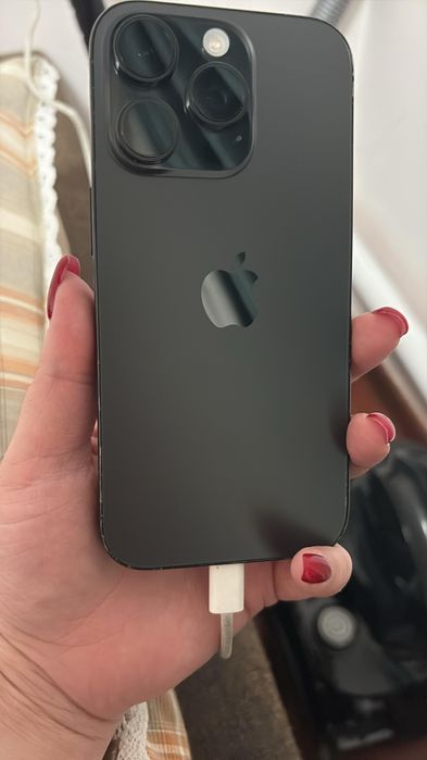 Продаю айфон 16 про