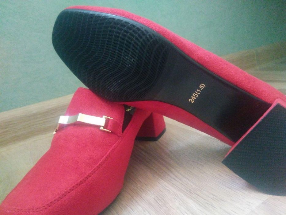 Замшевые туфли , очень нарядные на выход или на каждый день