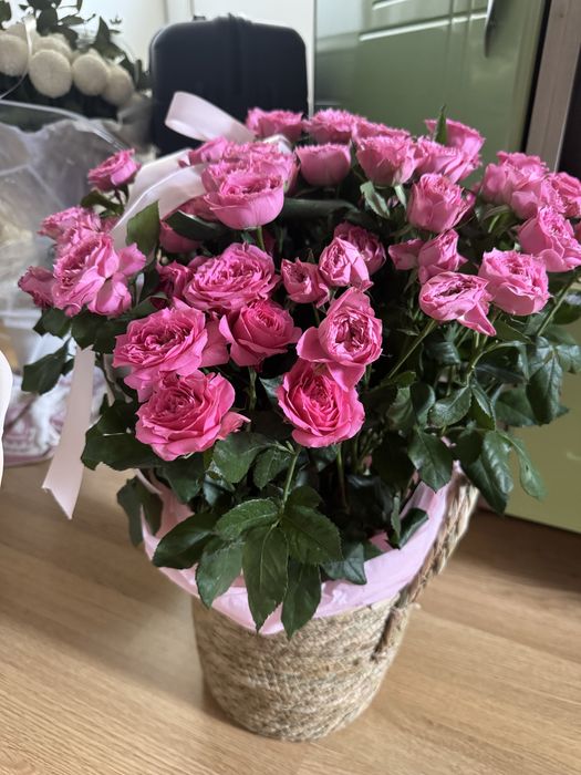 Букет кустовых роз в корзинке