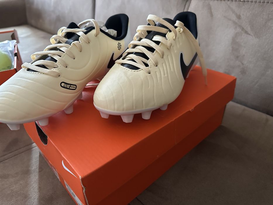 Продавам нови футболни бутонки