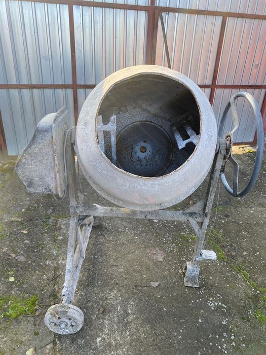 Vând betoniera în stare de funcționare