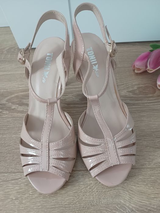 Sandale bej mărimea 35