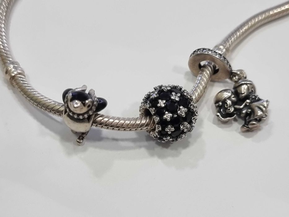 Дамска сребърна гривна Pandora с елементи