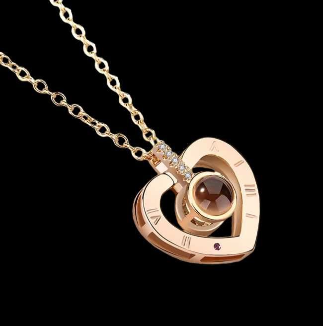 Colier cu pandantiv special cu proiecție „I Love You” în 100 de limbi.