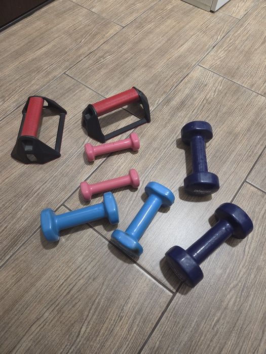 Gantere cauciucate 2,5 kg 1,5 kg si 0,5 kg + suporți flotări domyos