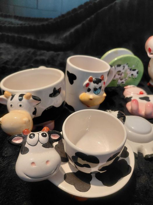 Колекция от фигурки на крави